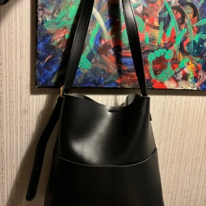 Fin väska - Väldigt fin väska , använd några få gånger, så är i bra skick. Nybris 295 priset kan vi diskutera 