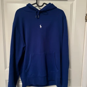 Ralph Lauren Hoddie - Blå Ralph lauren hoddie i vädligt bra skick.
