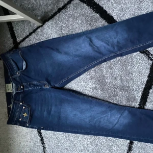 Blå jeans från Morris - Säljer ett par snygga blå jeans från Morris i storlek 33/32. De har en klassisk femficksdesign med snygga detaljer och en bekväm passform. Skicket är 9,5/10. Modellen på jeansen är Steve satin 1599kr nypris, mitt pris 699kr kom privat för frågor och funderingar 🤩🤩