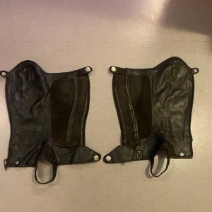 Chaps stl. 11-13 years old - Chaps i ett hyfsat bra skick, litet skrap/nopprig på högra. Vet ej vilket märke, tyvärr. Nästan helt nya andvänt i 1-2 månader, men nu är de försmå. Skriv om ni vill diskutera nått!!