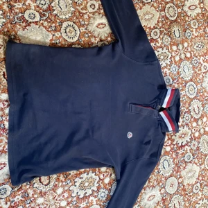 Moncler Long Sleeve Polo - Använd några gånger på fester, scannar och går till hemsidan.  Nypriset är 4300  ÄKTA 