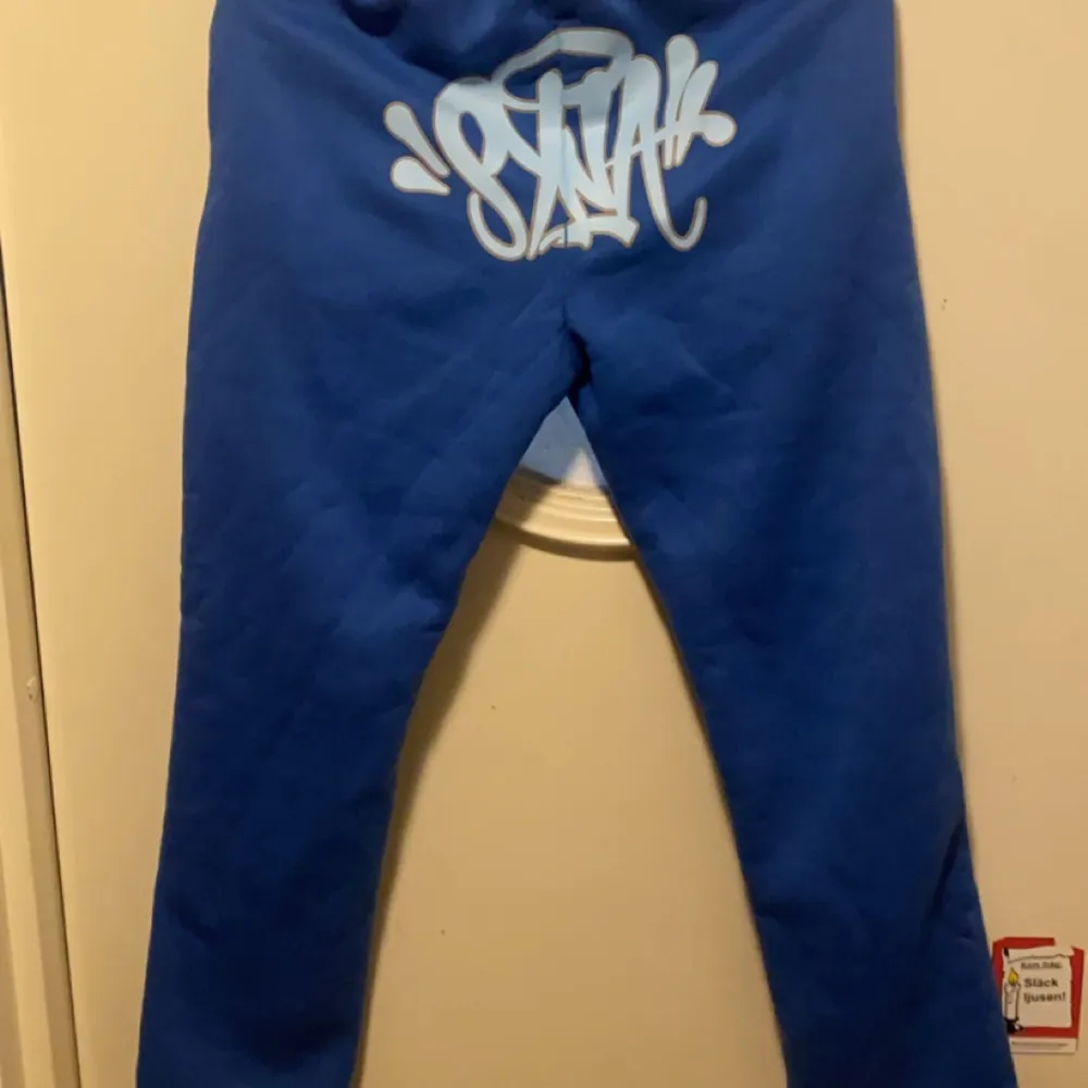 Säljer nu min syna world tracksuit pågrund av att den är för liten i storleken på mig. 1500kr för hela setet  600 för byxan 700 för tröjan. Hoodies.