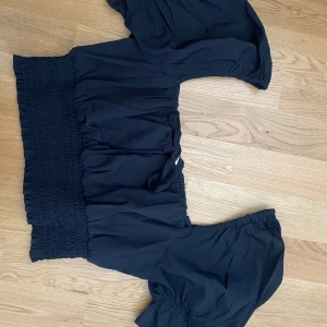 Blus - Såå fin, använd men i gott skick. Resår i midjan och knyte fram