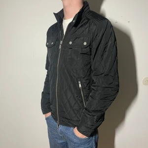 Riley jacka  - Jack från Riley, i fint skick, storlek S (46), modellen är 174cm och 67kg, pris 349kr, skriv vid fundering eller fråga 👀