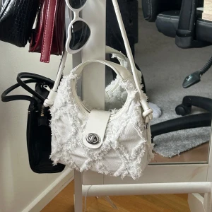 Söt väska - Fin vit väska säljs då jag inte använder den 🤍 Ungefär lika stor som ett A5 skulle jag säga, man får plats med allt nödvändigt 🫶🏻