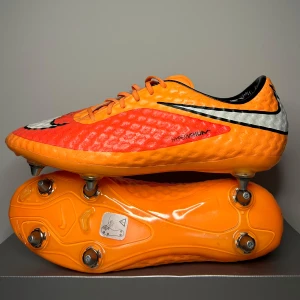 Nike Hypervenom fotbollsskor - Oanvända. Skruvdobb (specialgjorda för proffs). Skor som inte riktigt behöver någon introduktion:)