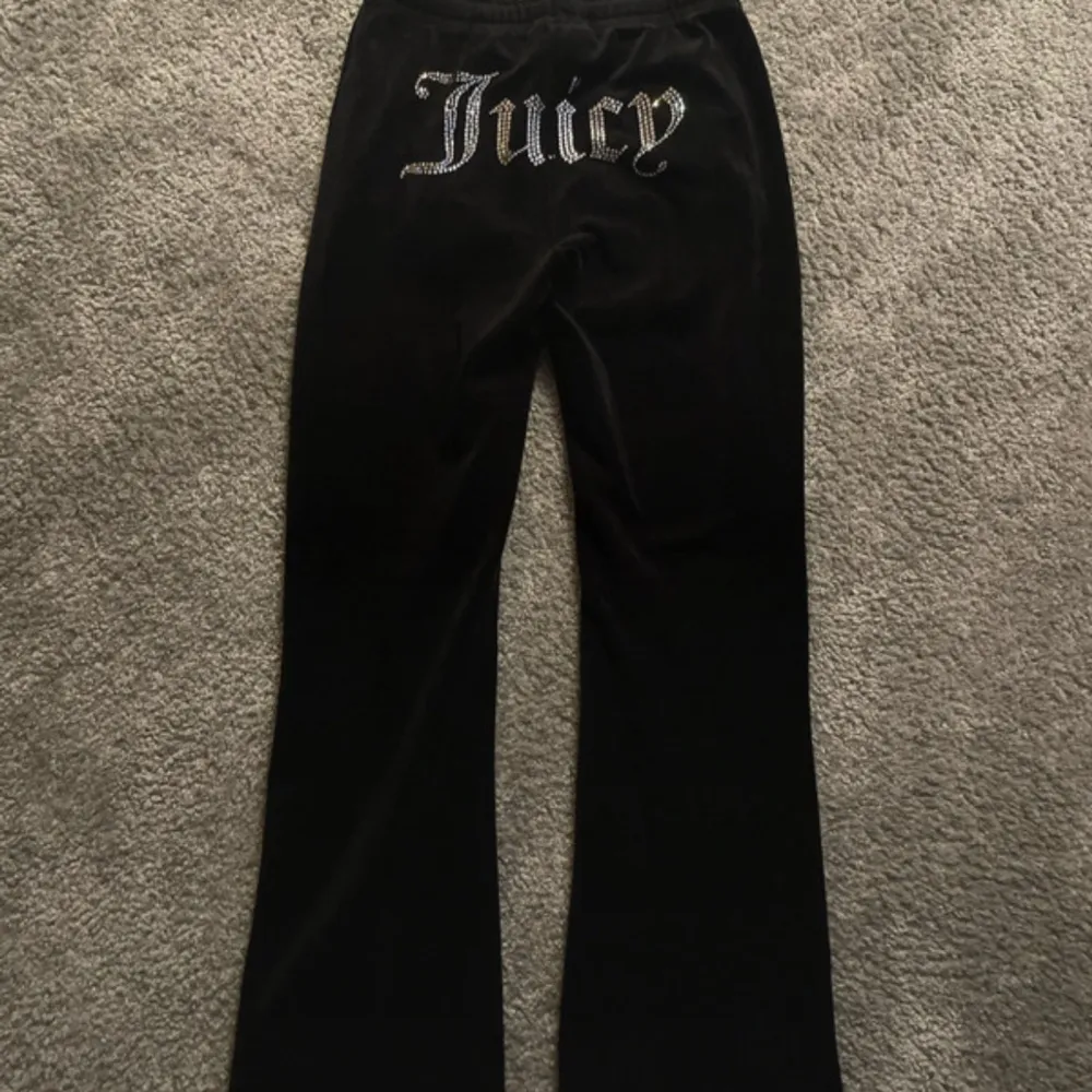 Skriv innan du köper!  Svart velour tracksuit från Juicy couture med rhinestones i storlek XS som också passar S. Super snygg, i nyskick men säljer pga att jag insåg att dem inte riktigt var min stil.  Säljer för 2000kr, men priset går att förhandla.. Sportswear.