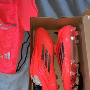 Adidas f50 42 2/3 - Skick 9,5/10 använda 5 ggr.  Köpta på unisport för 3149 Påse tillkommer 