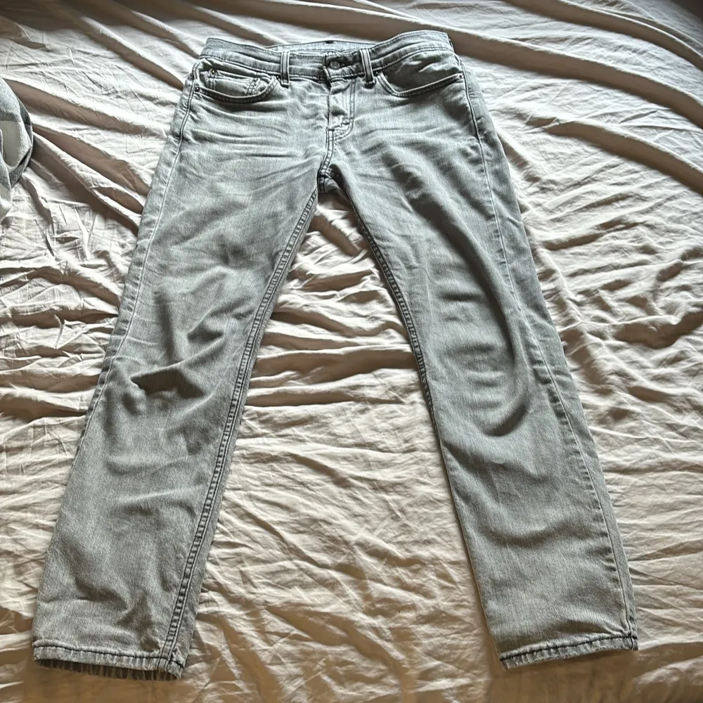 Säljer ett par snygga gråa jeans från levis’s. Köpta för ungefär ett och ett halvt år sedan. Finns en defekt (se bild) men det syns inte när man har bälte på sig. . Jeans & Byxor.