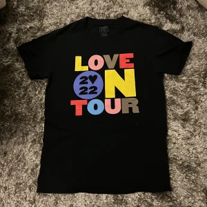 Harry styles t-shirt  - Harry stylas t-shirt i superbra skick! Köp på ”love on tour” Stockholm 2022 Använd fåtal gånger. Storlek S