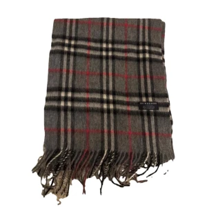Burberry halsduk  - säljer en såklart äkta burberry halsduk!  den är i 100% Kashmir och är vintage! mycket bra skick