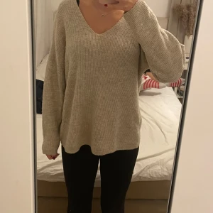 Beige stickad tröja  - Beige stickad tröja från Vero Moda. Den är i bra skick men lite noppig (bild 4). Den är ganska stor i storleken och sitter mer som en S. 
