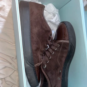 Lanvin - Feta lanvins skicket är  8,5-10 och ny pris 5000, L:et på innesulan har åkt bort med tiden men det är inte något som märks, en repa på glansen som syns på bild 3, säljer då de blivit för små dem passar 41-43, skriv vid funderingar🤝