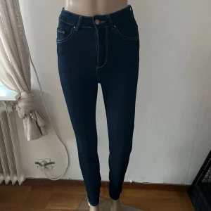 Stretchiga höga jeans rockabilly stil - Inget att anmärka på 