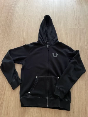 True religion hoodie  - Svart true religion hoodie. Har tagit bort vita snören, kan skickas med. Skicka för mer bilder! 