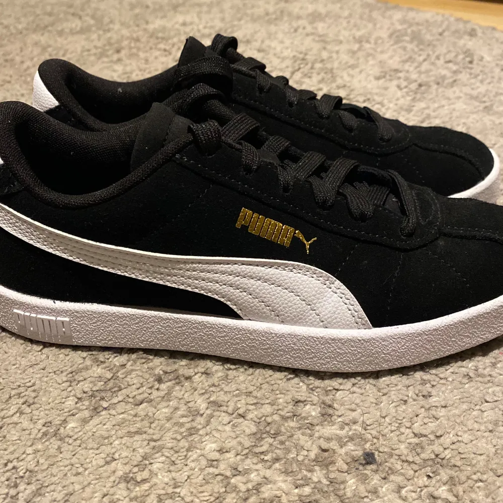 Puma skor i ny skick endast andvända en gång. Pris kan diskuteras. Skriv om ni har några frågor. . Kengät.