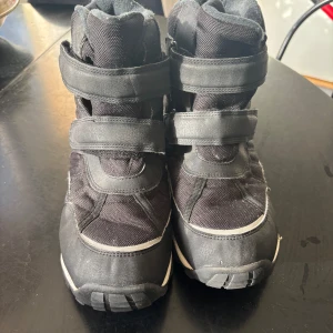 Viking vinterskor Gortex - Säljer ett par Viking vinterskor som är köpta 2023, sparsamt använda. Gortex helt vattentäta. Stl 40.