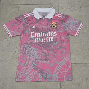 En Real Madrid pink dragon Jersey, den är inte använd, bara vid provning. Jag fick den av min mamma då den är för stor för mig.  skick 10/10. Kom privat för fler bilder.