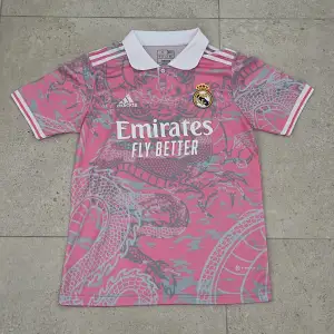 En Real Madrid pink dragon Jersey, den är inte använd, bara vid provning. Jag fick den av min mamma då den är för stor för mig.  skick 10/10. Kom privat för fler bilder.