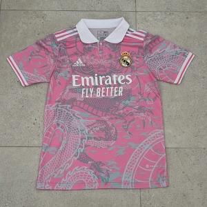 Real Madrid Pink Dragon Jersey  - En Real Madrid pink dragon Jersey, den är inte använd, bara vid provning. Jag fick den av min mamma då den är för stor för mig.  skick 10/10. Kom privat för fler bilder.