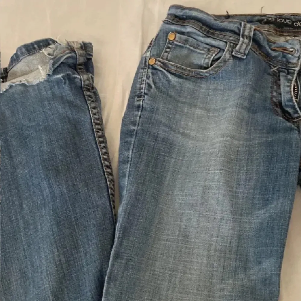 Jätre fina flare lågmidjade jeans. Jeansen är lite slitna eftersom att de var för långa på mig men det syns inte jättemycket! Skriv privat för mer bilder. Jag är 166cm, pris går att diskutera. Jeans & Byxor.