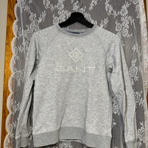Grå sweatshirt från GANT - Grå sweatshirt från Gant i mycket bra skick, kan såklart skicka bilder på lappen om man vill det! Storlek S 🩶