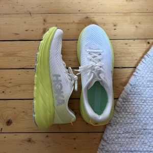 Hoka Rincon 3 - Träningsskor från Hoka modell Rincon 3. Endast använda inomhus, ca 5-10 gånger så i princip nyskick. Nypris ca. 1900kr.