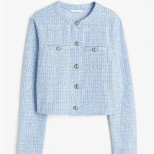 Blå kofta med knappar  - Kofta med knappar i storlek S, helt ny med prislapp, nypris 229kr säljer för 130