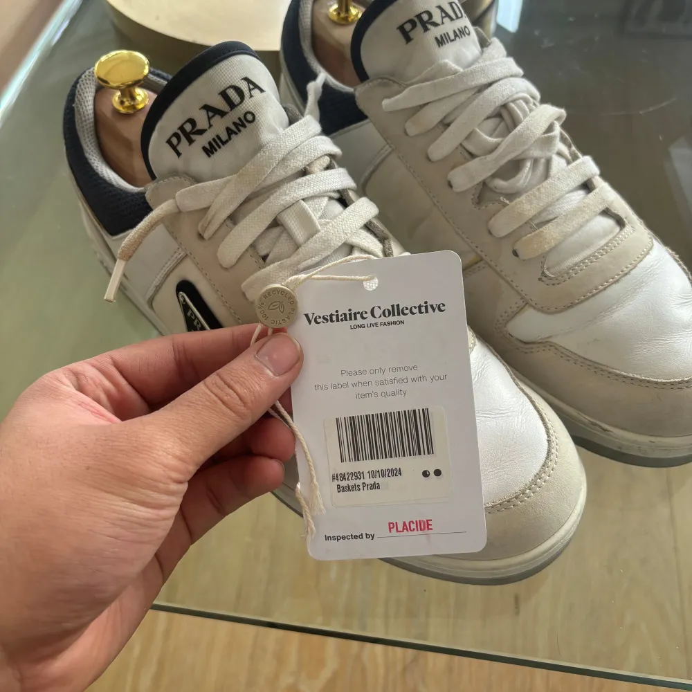 Prada skor I storlek 41 Riktigt schyssta Prada skor. Sparsamt använda och givets äkta. Legit checkade av stort företag. Nypris Ca 10 000kr https://www.farfetch.com/se/shopping/men/prada-downtown-laga-sneakers-item-20850316.aspx finns i centrala Stockholm eller postas försäkrat och spårbart om så önskas Taggar Moncler Dior Louis Vuitton . Kengät.