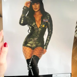Heloween kostym - Säljer denna militär kostym då den inte passar mig. Aldrig använd med förpackningen kvar