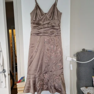 Brun Karen Millen cocktail-klänning - Brun Karen Millen cocktail-klänning med prislappen kvar, aldrig använd. Är cirka 160 cm för referens