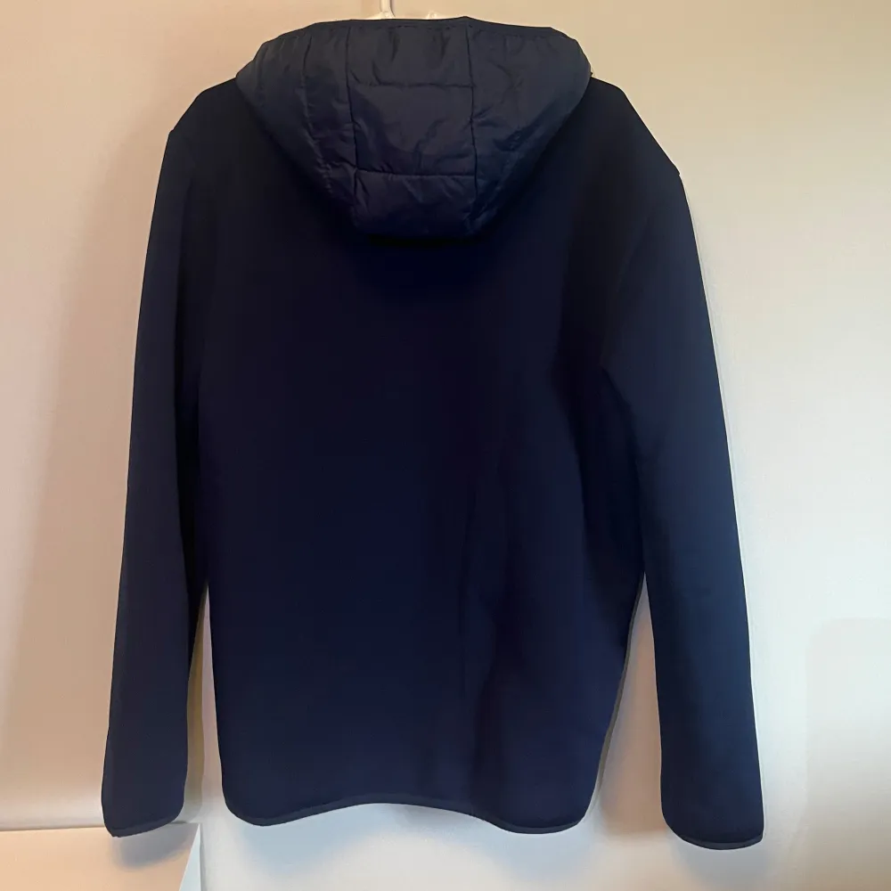 Snygg mörkblå cardigan med huva. Den är i fint skick, storlek L men kan även passa M. Lite för stor för personen på bilden. Skriv vid minsta intresse, pris kan diskuteras vid smidig affär 😀. Takit.