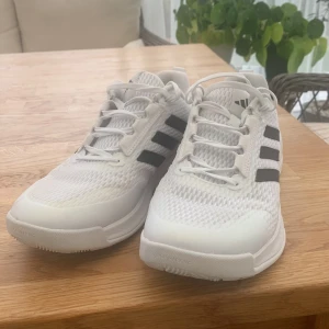Addidas inomhusskor  - Addidas Novaflight 2.0  Använd 2 gånger  Perfekt till innebandy, handboll, badminton etc Säljer pga köpt nya skor Originalpris 1200kr