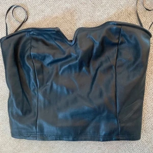 Topp  - Svart topp i bra sick 