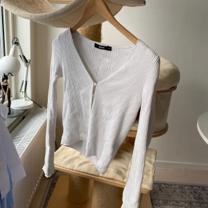 Vit stickad  - Från Gina. Ganska nopprig därav pris!