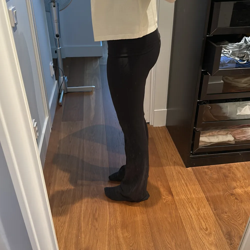 Säljer mina lululemon byxor i bootcut modell, lite noppriga men går att få bort med noppermaskin. Väldigt långa, jag är 173cm. Dom är i storlek 6 vilket motsvarar typ S. Originalpris 1300kr. Sportswear.