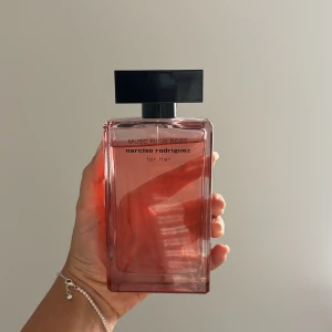 Narciso Rodriguezfor her Musc Noir Rose - 100 ml flaska. Använt ca 5 ml  Ordpris 1200 kr mitt pris 500 kr