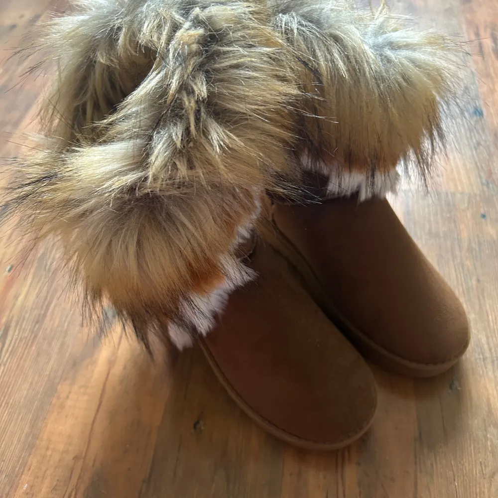 Uggs liknande/immiterade skor! Pälsen är inte äkta. Köpte för flera år sedan men kom aldrig till användning med anledning till att de var för små. Storlek 36 men passar en 37 också! . Skor.