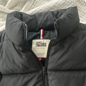 Dunjacka Hilfiger - Svart dunjacka från Tommy Hilfiger i storlek S i gott använt skick.