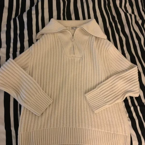 Zara halfzip - Säljer denna eftersom den inte är min stil nu när jag tänkte efter. Helt nyskick och har knappt använt den. Nypris för 799kr