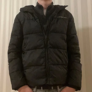 Calvin Klein  - Detta är en väldigt skön dunjacka från Calvin Klein jeans, den är i bra skick 8-9/10 och den är väldigt varm. Jag själv skulle säga att den är riktigt prisvärd men pris kan diskuteras, pris kan diskutersa vid snabb affär. nypris 2200