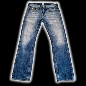 TrueReligon jeans - Säljer mina as feta truereligon jeans då jag vill köpa lite andra jeans, har inte haft dom så länge men är absolut inte missnöjd med de, är är lite bootcut och lite baggy som e ass fet om du frågar mig. De passar nån som är 180-185 ish pris diskuter 