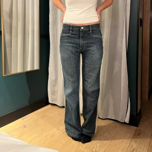 Low waist unika jeans - Inre ben: 76 cm Runt midjan: 81 cm Skrev till midja: 26,5 cm