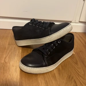Navy blue Lanvins (42) - Riktigt stiliga lanvins, har tyvärr inte box eller kvitto eftersom dom är begagnade. Skick 7.5/10 eftersom dom är lite creasade, väldigt små och få fläckar på sidorna men smälter in så det syns inte. Hör av er vid fler frågor! 🤩🙌🏼