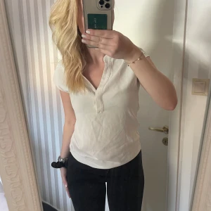 Vit blus  - Söt blus från H&M, storlek xs men skulle säga att den sitter som en s, använd fåtal gånger men ingen skada skedd 🌟