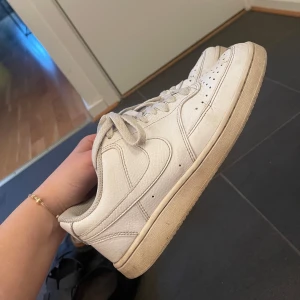 Nike sneakers - Nike skor, inga skador men dom e använda. Äkta
