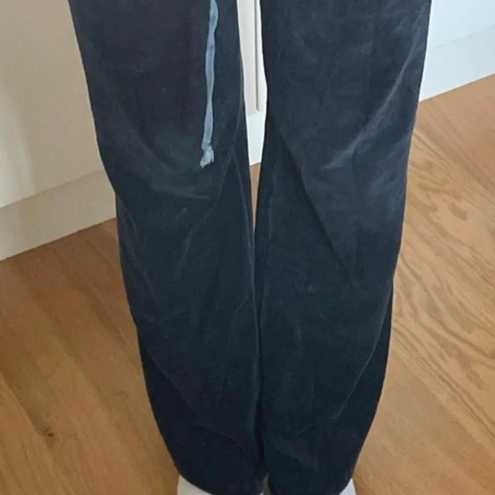 Juicybyxor i relativt bra skick. Vissa defekter kan förekomma. Måtten är ungefär 78cm i innerbenslängd och 82cm i midjan. . Jeans & Byxor.