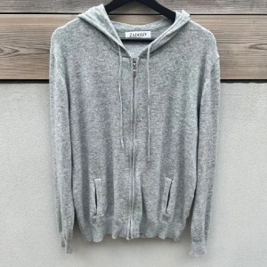Kashmir zipup hoodie - Kashmir/merino zipup hoodie i väldigt bra skick! Den är knappt använd och säljer enbart pågrund av storleken! Kom gärna med frågor