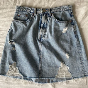 Jeanskjol från H&M Divided - Jeanskjol från H&M Divided i storlek 36/S💕