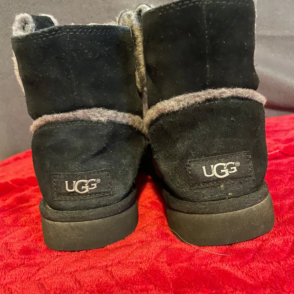 Säljer ett par uggs som ej har kommit till så mycket användning. Använd fåtal gånger. . Skor.